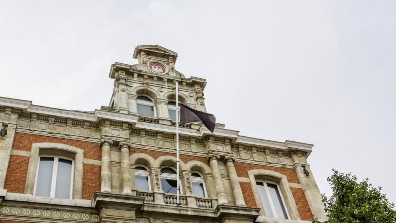 Zwarte vlag aan ADVN-gevel