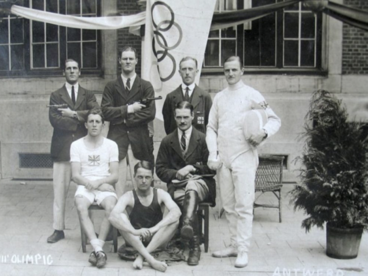 Engelse atleten op de koer van de meisjesschool, augustus 1920