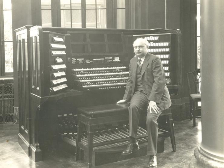 Firmin Swinnen aan het orgel, s.d.