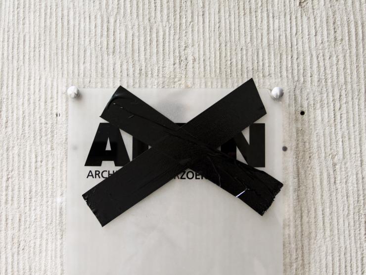 Afgeplat logo aan ADVN-gevel