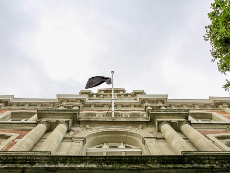 Vlag aan gevel