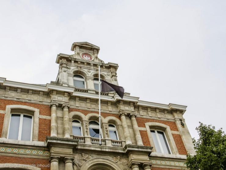 Zwarte vlag aan ADVN-gevel